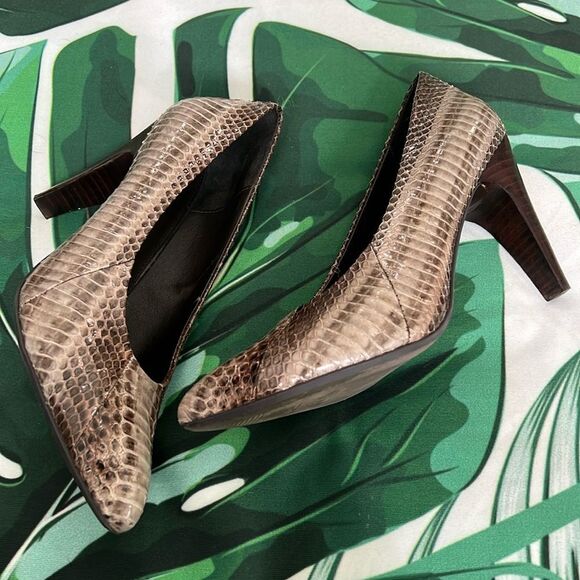 B Makowsky brown charcoal snake pumps - Picture 1 of 7